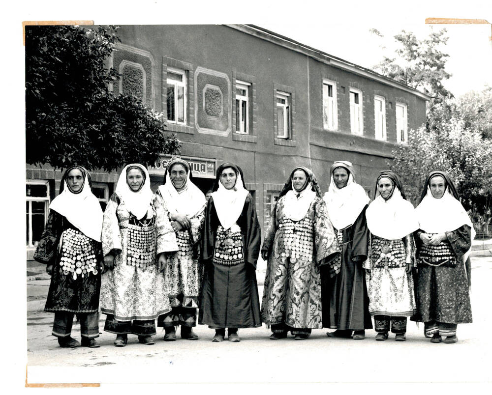 Комплект фотографий на тему: «Дни поэзии «Журавли» в Дагестане, 1990 г. Участницы художественной самодеятельности