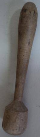 Пестик от ступки вырезан из целого куска дерева. Имеет форму округлой толкушки на овальной ручке с утолщением на конце.