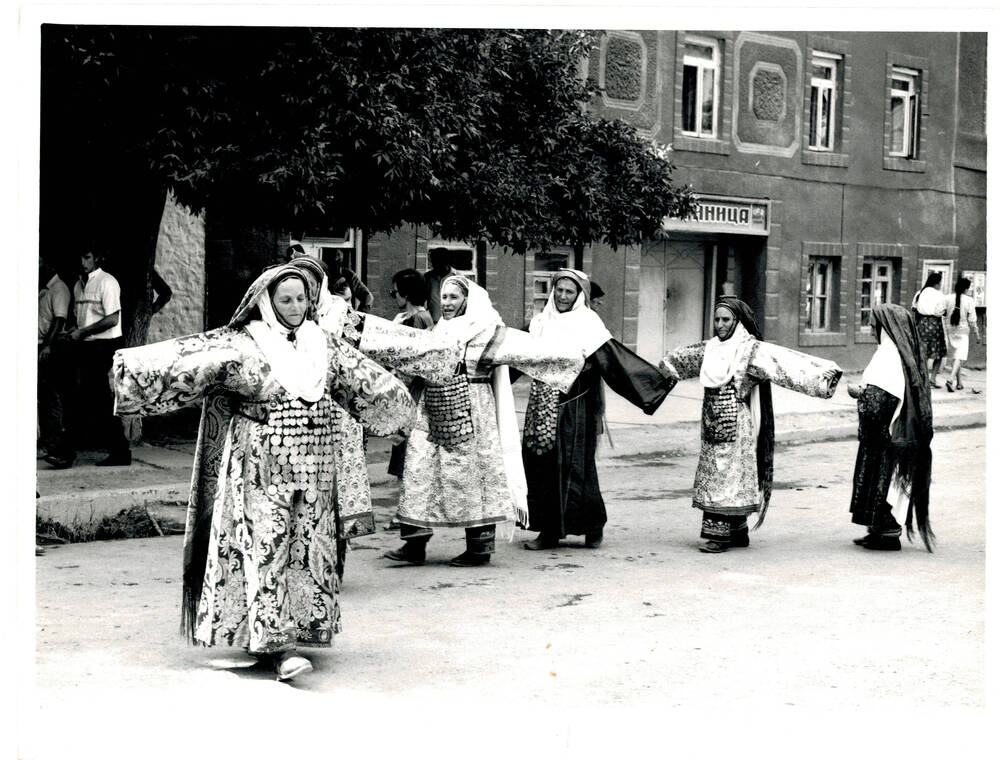 Комплект фотографий на тему: «Дни поэзии «Журавли» в Дагестане, 1990 г. Балхарский танец