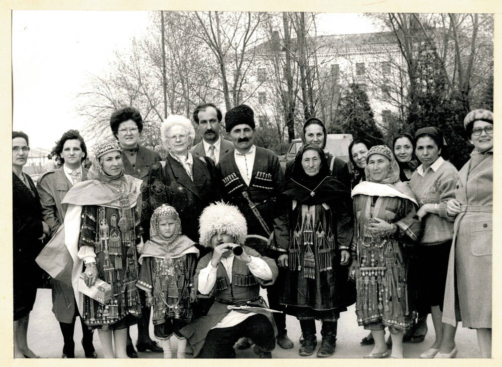 Комплект фотографий на тему: «Дни поэзии «Журавли» в Дагестане, 1990 г. Семейный ансамбль Гаммадовых