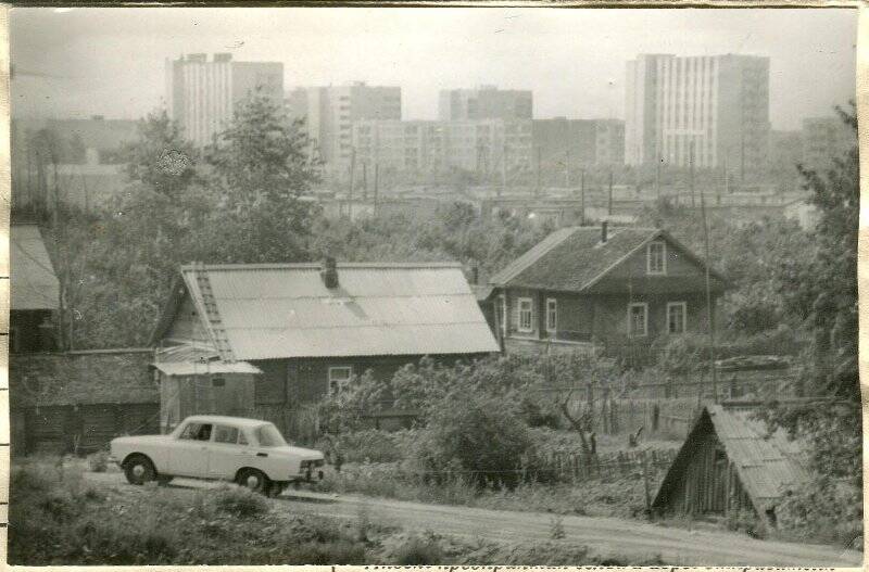 Фотонегатив черно-белый. Вид поселка энергостроителей на фоне старых домов. г. Удомля.