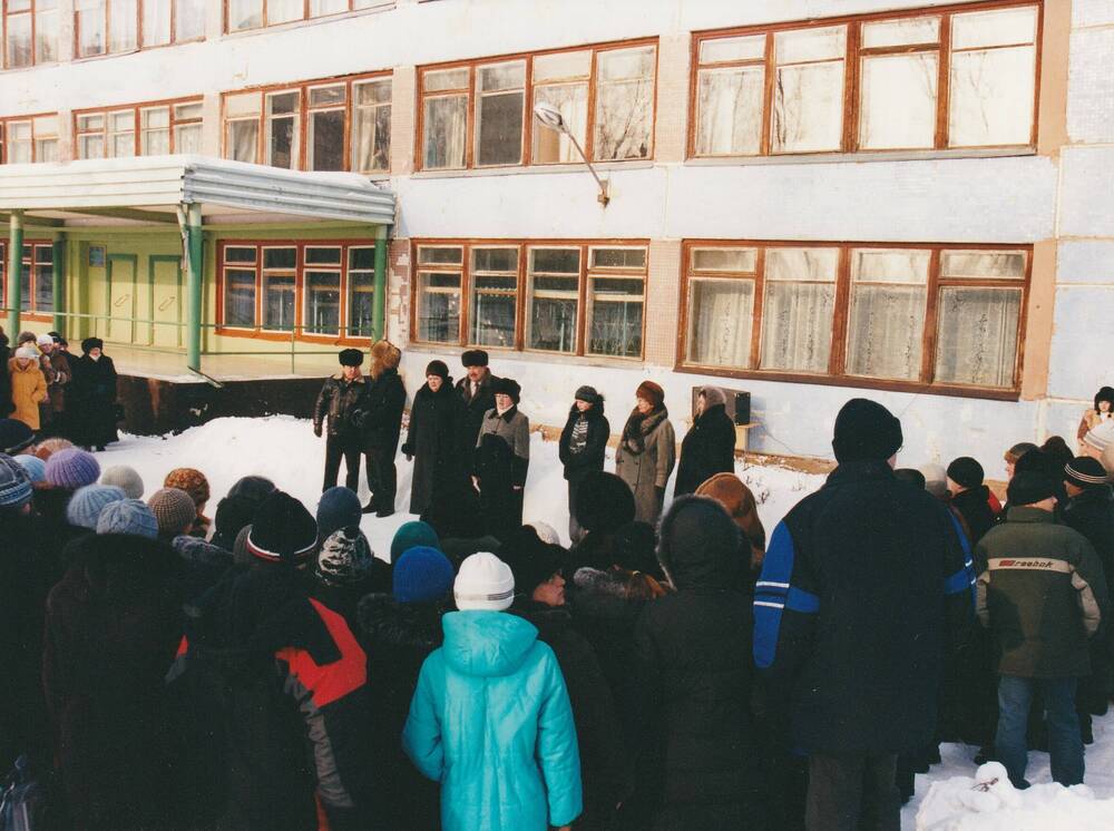 Фотография митинга у стен средней школы № 3 г. Заринска в честь открытия мемориальной доски Гостеву Анатолию, погибшему в Афганистане.