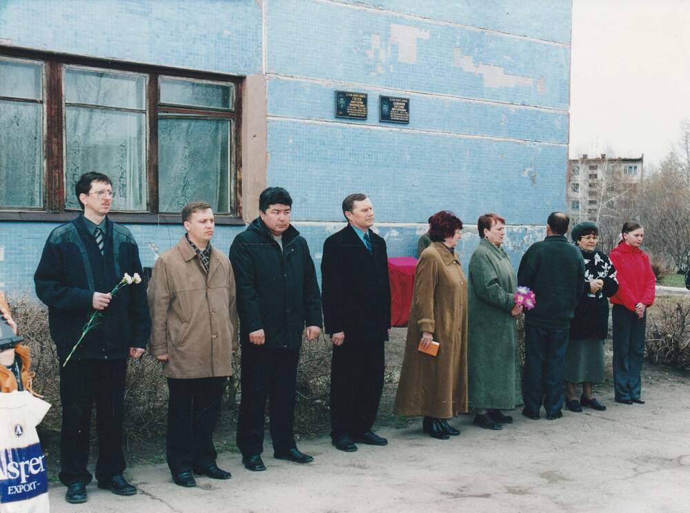Фотография момента открытия мемориальной доски Здвижкову Евгению, погибшему в Южной Осетии, на средней школе № 3 г. Заринска.