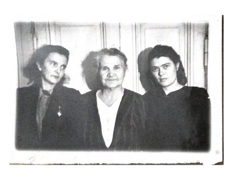 Фотография групповая. Кривельская с двумя женщинами.