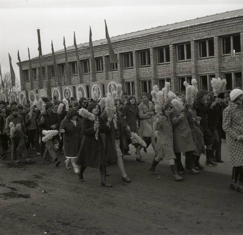 Негатив. По истории Алдана. Праздники. 1 Мая. Первомайская демонстрация.