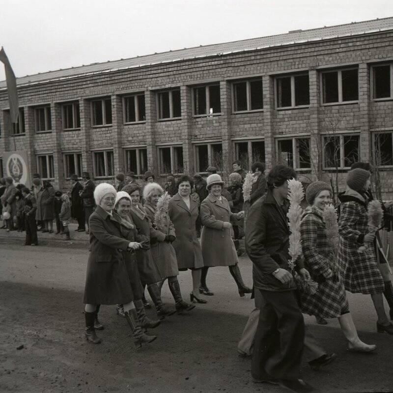 Негатив. По истории Алдана. Праздники. 1 Мая. Первомайская демонстрация.