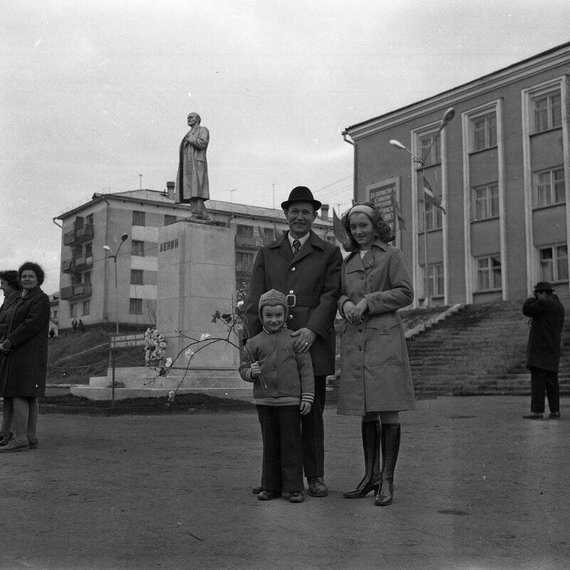 Негатив. По истории Алдана. Праздники. 1 мая. Семейная фотография.