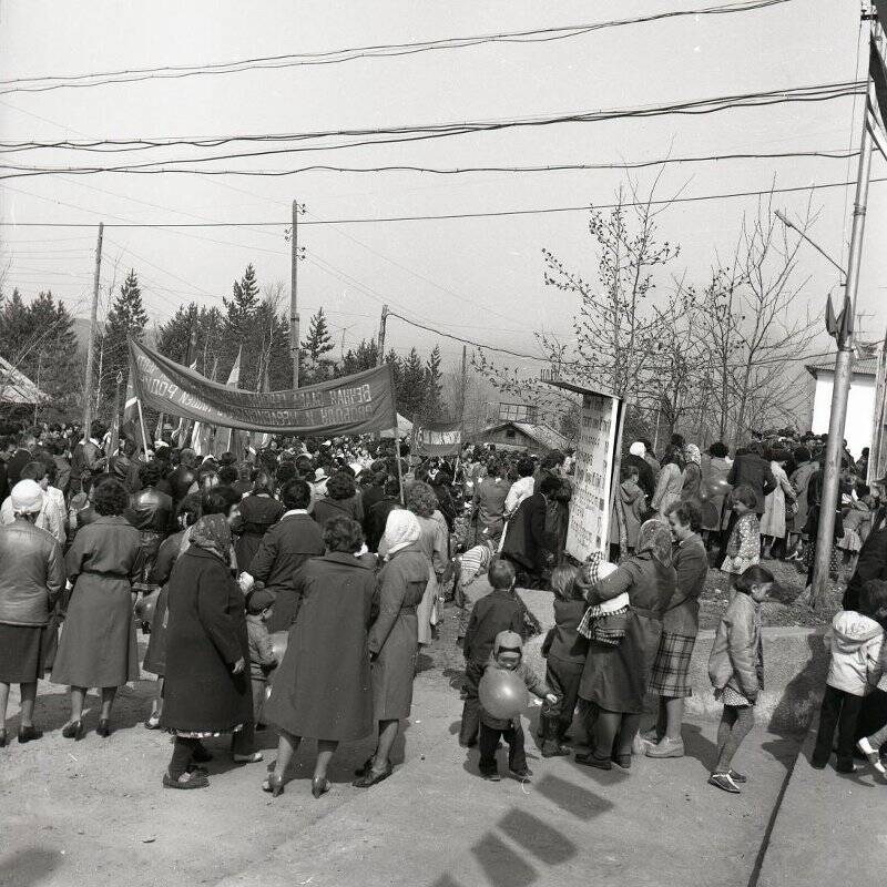 Негатив. По истории Алдана. Праздники. Митинг.