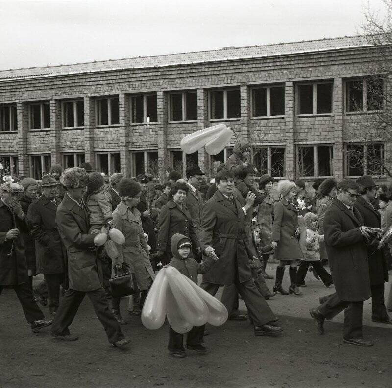 Негатив. По истории Алдана. Праздники. Праздничное шествие.