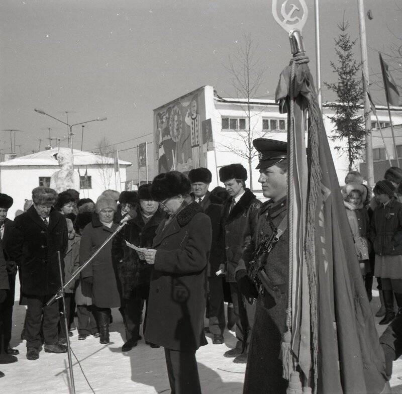 Негатив. По истории Алдана. Праздники. Митинг.