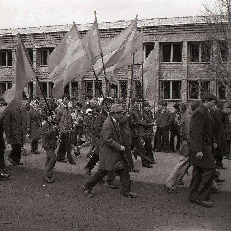 Негатив. По истории Алдана. Праздники. Праздничное шествие.