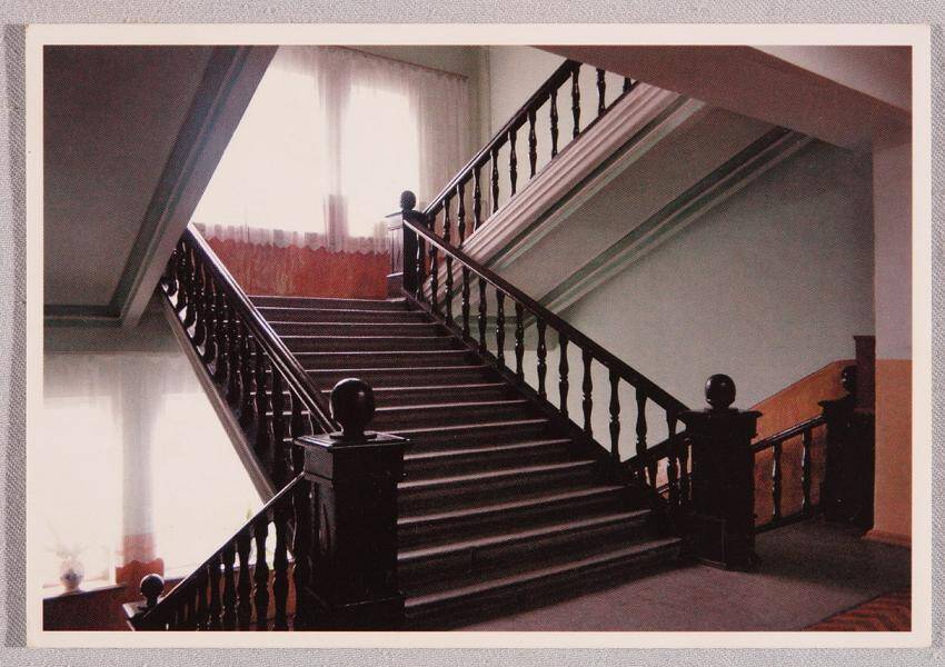 Открытка с изображением центральной лестнице главного корпуса ГРТ им. И.И. Малышева