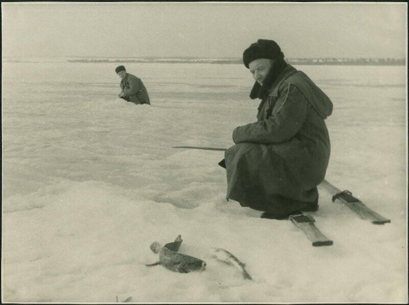 Фотография сюжетная. Подлёдный лов рыбы на озере Плещеево