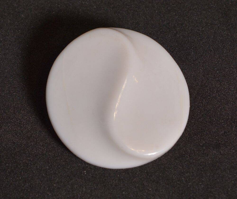 Клипса женская круглой формы белого цвета