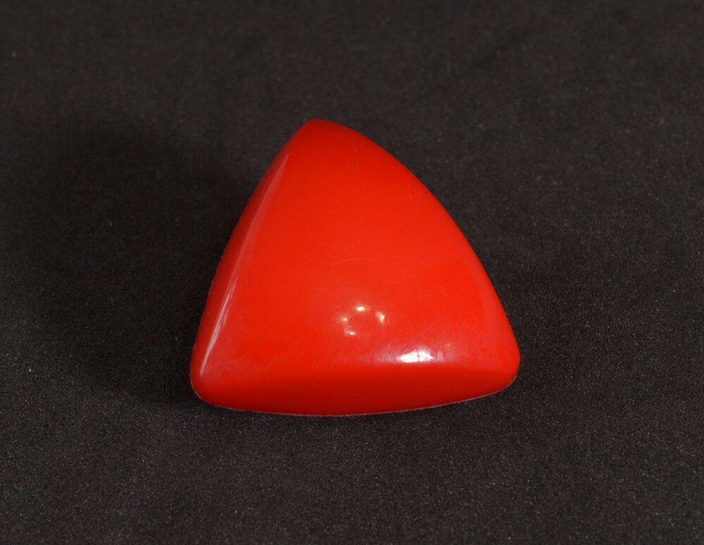 Клипса женская треугольной   формы красного цвета