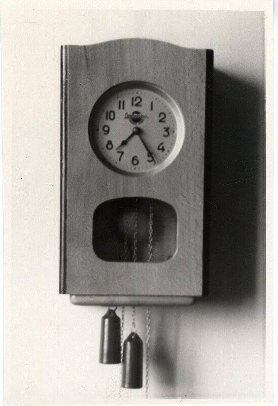 Фотография. Часы гиревые с боем марки «12-ЧГ». Сердобский часовой завод.