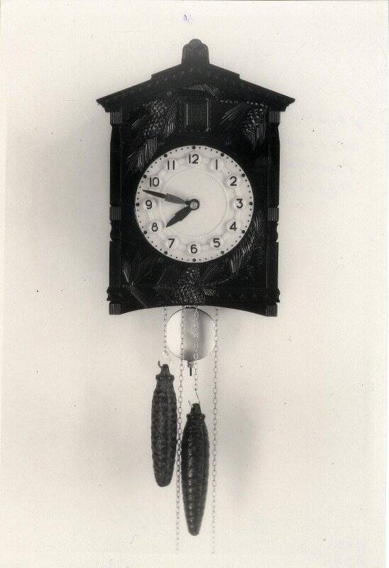 Фотография. Часы гиревые с боем и кукушкой марки «11 ЧГ». Сердобский часовой завод.