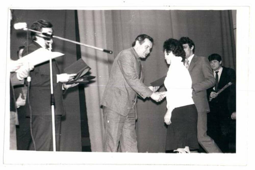 Фото сюжетное. Брежнев А.И., директор Донского завода радиодеталей в 1987-1994 гг., вручает награду работнице завода. 