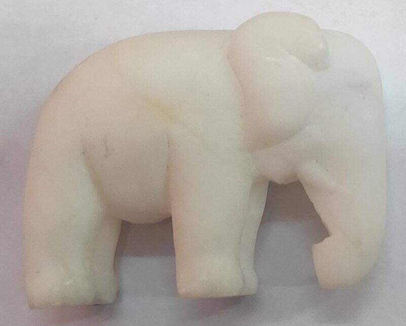 Слоник – фигурка мраморная белого цвета, предмет комплекта