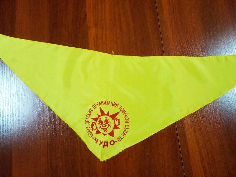 Косынка желтого цвета с надписью «Союз детских организаций»