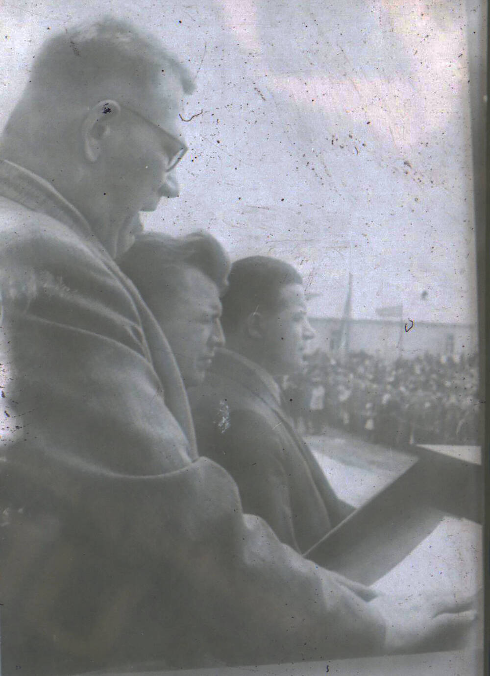 Негатив. Начальник строительства Сталинградской ГЭС - Логинов Ф.Г. выступает на митинге . (укладка первого куба бетона)