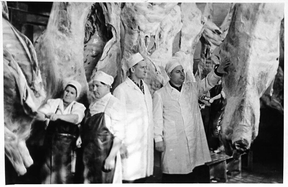 Фото Коллектив  мясожирового   корпуса убойного цеха Урюпинского   мясоконсервного комбината,   по итогам 1 - го года 9 -й пятилетки - стал передовиком производства