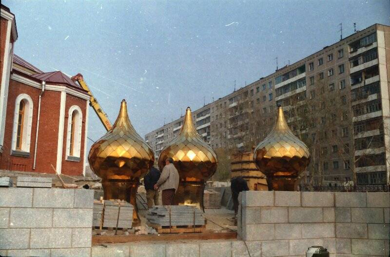 Фотонегатив  сюжетный. Доставлены три последних купола для храма Казанской иконы Божией Матери.