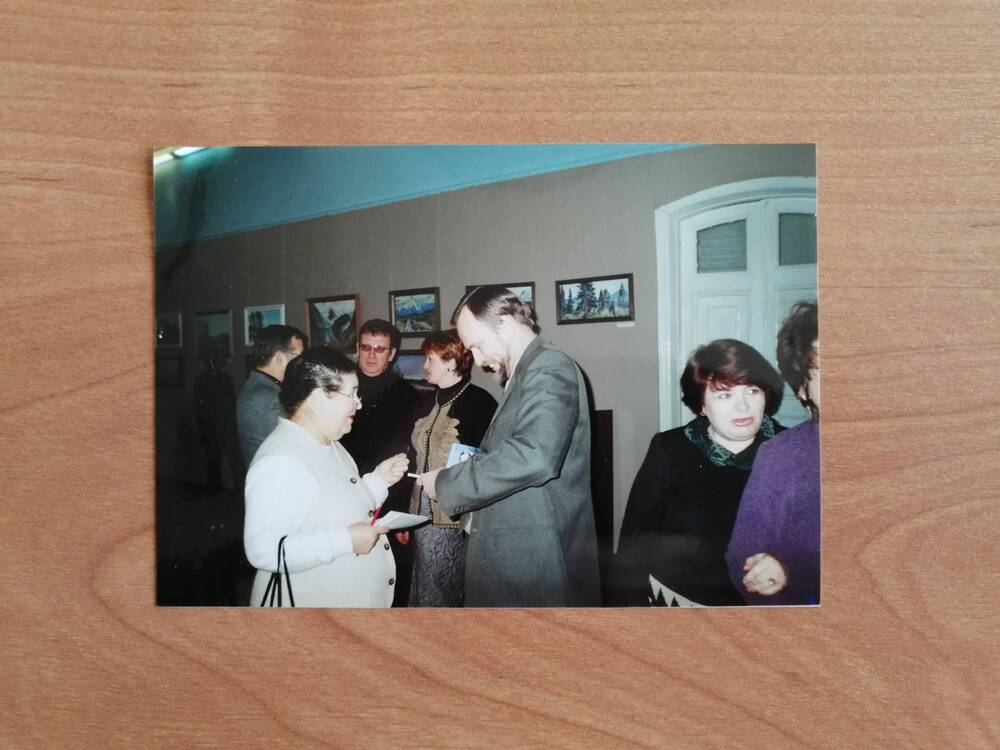 Фотография. Боженко Сергей Алексеевич раздает автографы после торжественного открытия своей выставки в Каменском краеведческом музее.