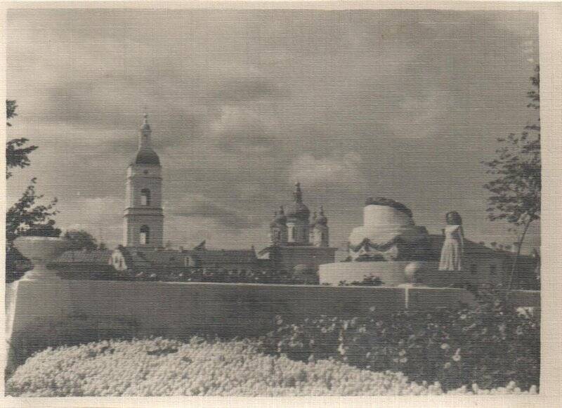 Фотография. Памятник на братской могиле павших в борьбе за власть Советов 1921 г. в саду Ермака.