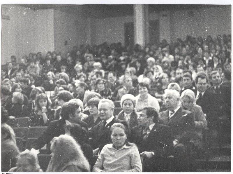 Празднование первой годовщины новой советской конституции 1977 года. В зрительном зале Дворца культуры на торжественном вечере. Фотография черно-белая