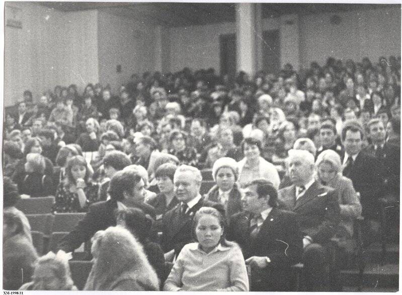 Празднование первой годовщины новой советской конституции 1977 года. В зрительном зале Дворца культуры на торжественном вечере. Фотография черно-белая