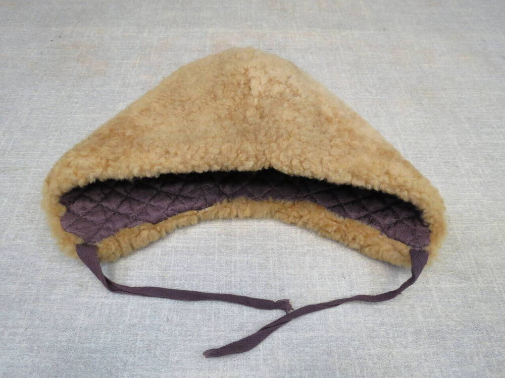Детская цигейковая шапка советских времен светло-коричневого цвета, внутри темно-коричневая атласна подкладка, простегана. 
