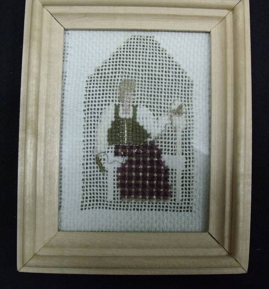 Вышивка-миниатюра в деревянной раме За работой. Из серии миниатюр «Русские женщины».  