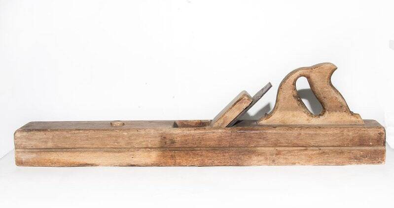 Фуганок – деревообрабатывающий  инструмент, применяемый  в столярном, бондарном  деле.