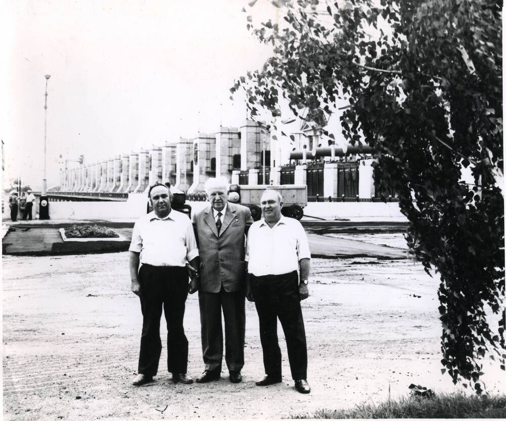 Фотография. Николай Васильевич Разин во время приезда на Цимлянскую ГЭС