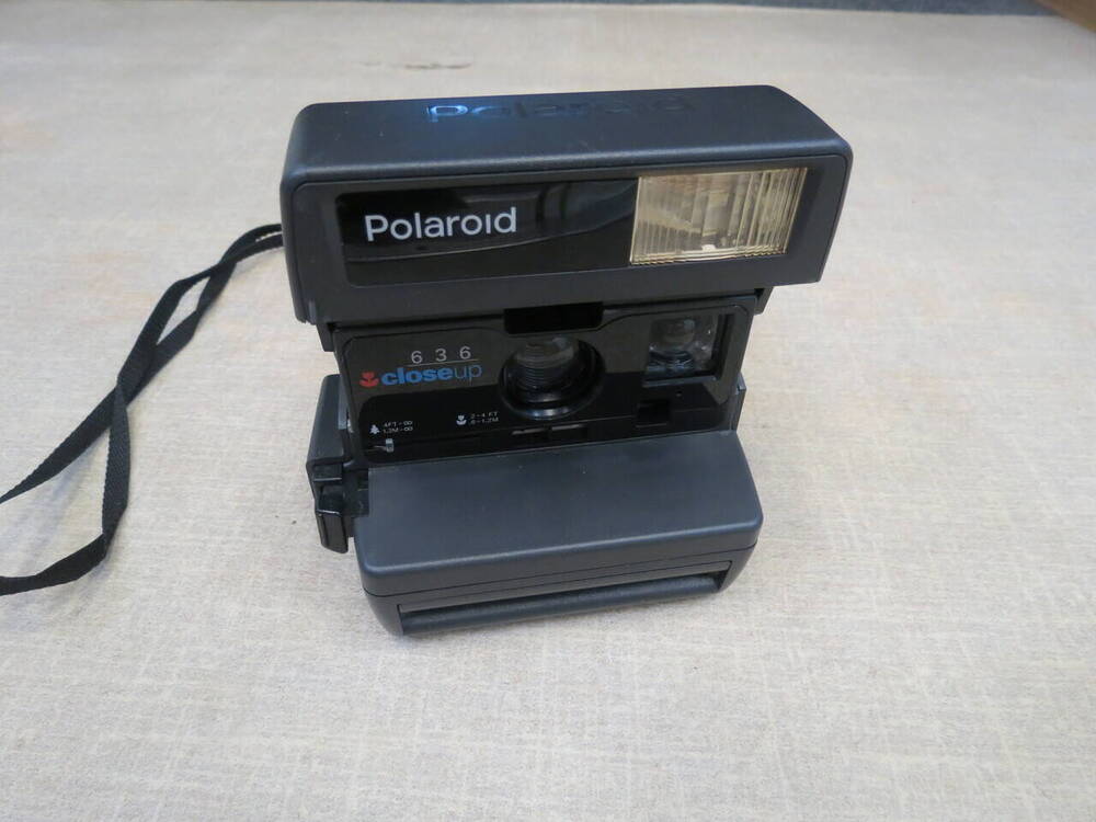 Фотоаппарат Polaroid 636 close up - пленочная фотокамера, про-во:Великобритания, примерно1990-е гг.Минимум настроек, корпус из удапрочной пластмассы черного цвета, пластиковая оптика.