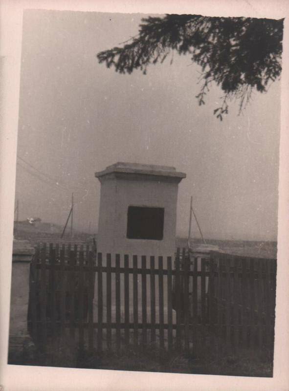 Фотография черно-белая. Памятник Муравьеву в Урике