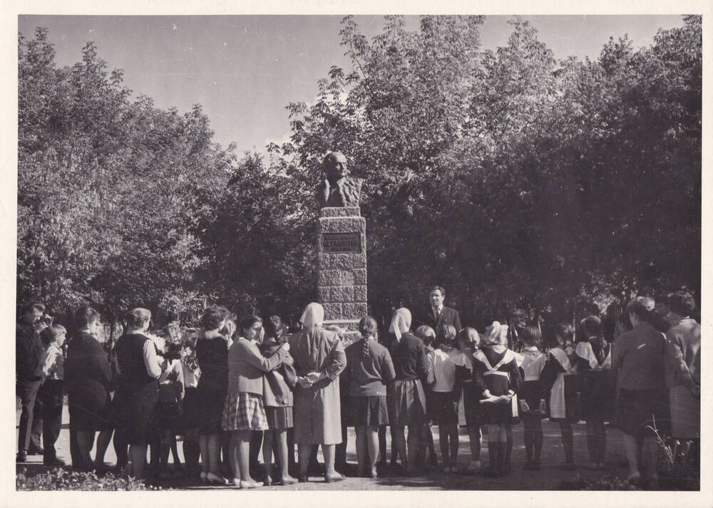 Фото групповое: выступление  Стрыгина А. В. на открытии «Дня поэзии» у памятника М. Ю. Лермонтову в Тамбове