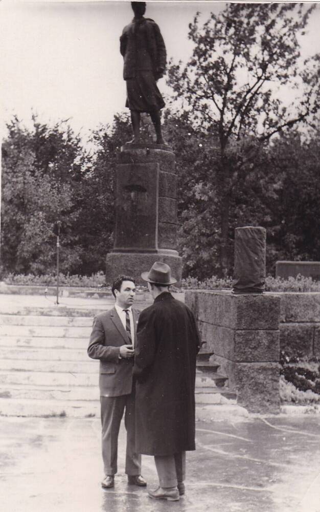 Фото:  Стрыгин А. В.  и поэт Голованов С.  И. (?) у памятника Зои Космодемьянской