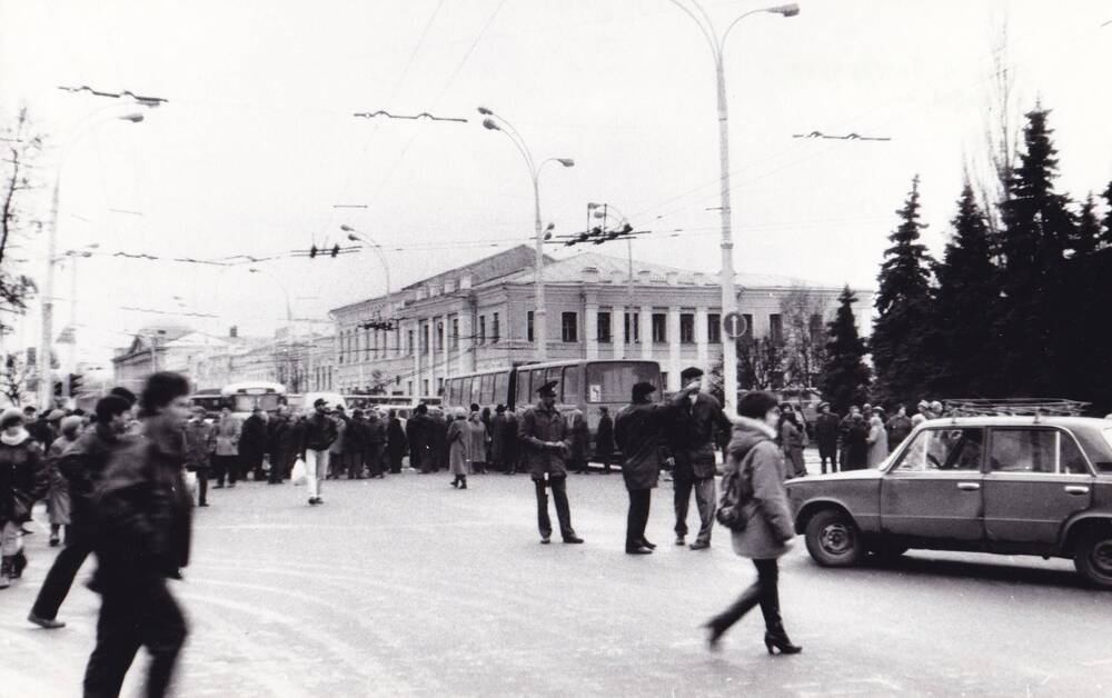 Фото:  митинг пенсионеров  у памятника  Зое Космодемьянской 1 ноября 1996 г.  в связи с задержкой пенсий, организованный депутатом областной Думы Л. Сквозновой