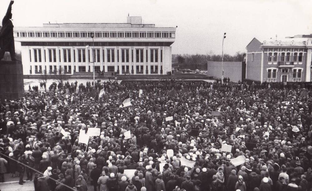 Фото:  митинг в рамках всероссийской акции профсоюзов «За труд, заработную плату, социальные гарантии» 5 ноября 1996 г.   на площади В. И. Ленина