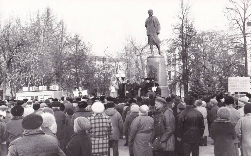 Фото: митинг  пенсионеров в сквере имени Зои Космодемьянской 5 декабря 1996 г. в связи с задолженностью по  пенсиям