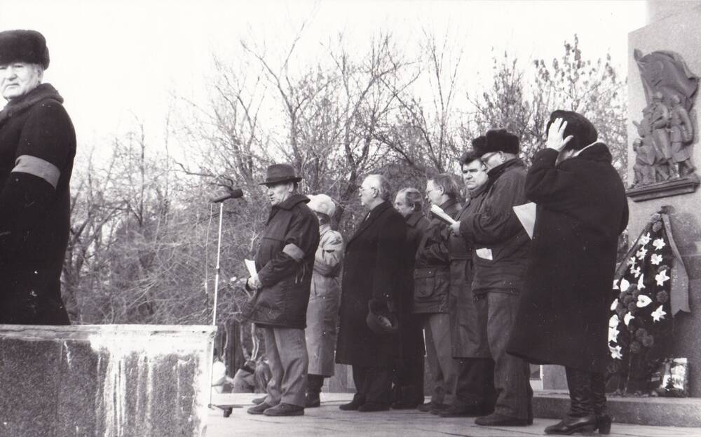 Фото: митинг  пенсионеров в сквере имени Зои Космодемьянской 5 декабря 1996 г. в связи с задолженностью по  пенсиям