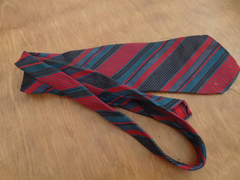 Галстук мужской из комбинированных цветных полос: синего, красного, черного, с простым узором