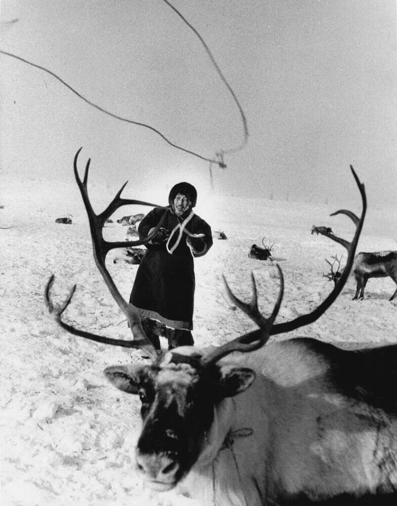 Фотография портретная. Маут бросает оленевод С.В.Береговой, член ОК КПСС.