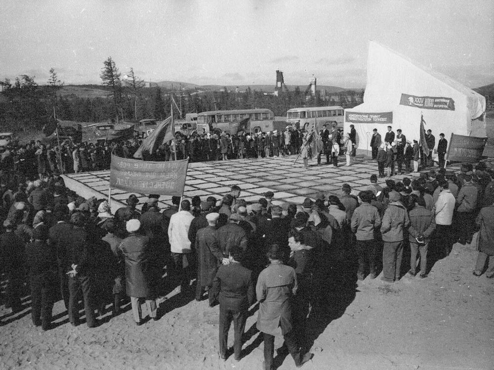 Фотография сюжетная. Открытие памятника «Первым» на Талнахе (Из комплекта фотографий о Талнахе).
