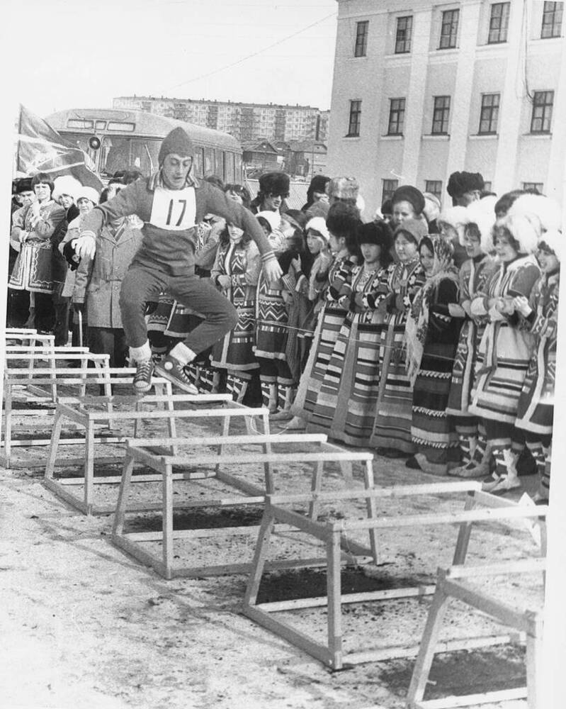 Фотография сюжетная. Прыжки через нарты. Соревнования по национальному многоборью на приз газеты Советский Таймыр