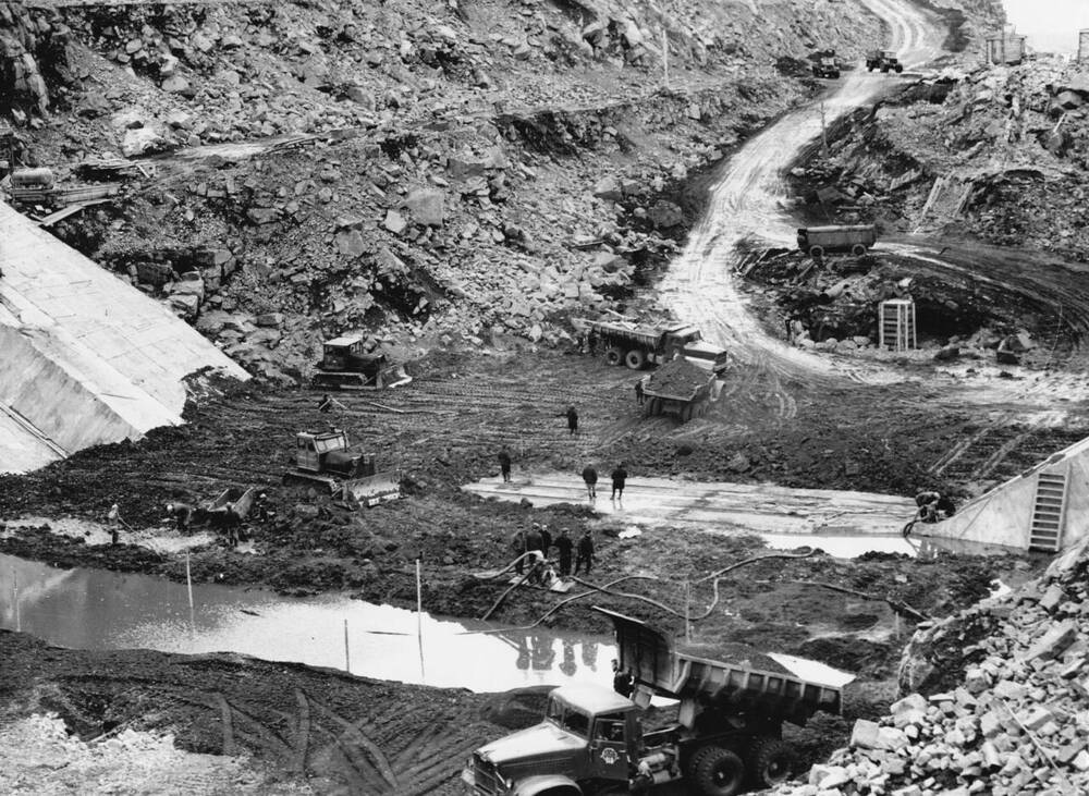 Фотография сюжетная. Строительство русловой каменно-набросной плотины Усть-Хантайской ГЭС. 1970г.