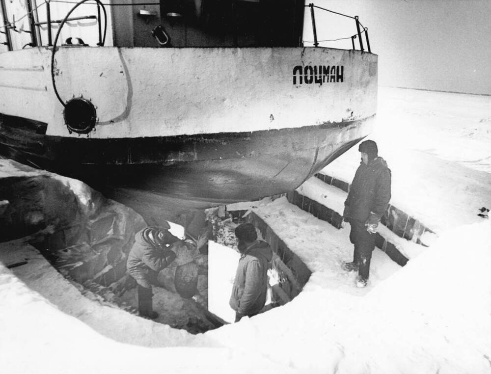 Фотография сюжетная. Выморозка судов Хатангской гидробазы. Судно Лоцман