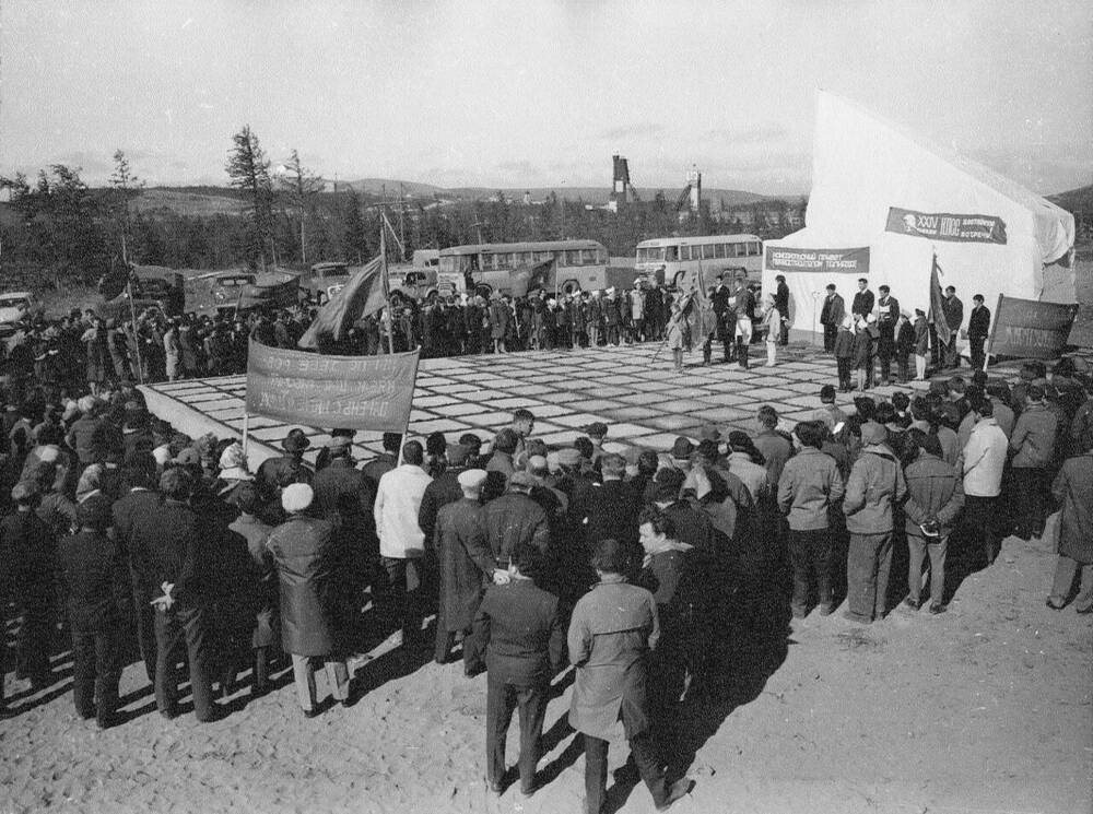Фотография сюжетная. Открытие памятника «Первым» на Талнахе (Из комплекта фотографий о Талнахе).